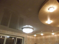 Натяжные потолки в гостинной