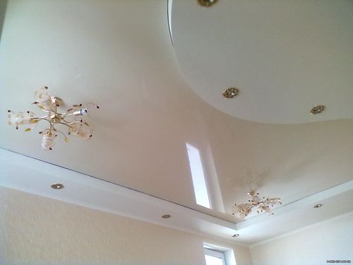 Натяжные потолки в гостинной