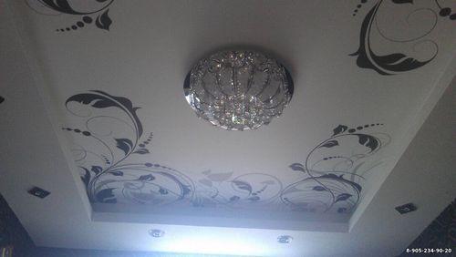 Натяжные потолки в гостиных