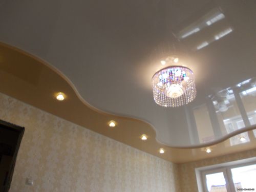 Натяжные потолки в гостиных
